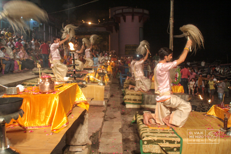 que hacer en Varanasi: la Ceremonia del Ganga