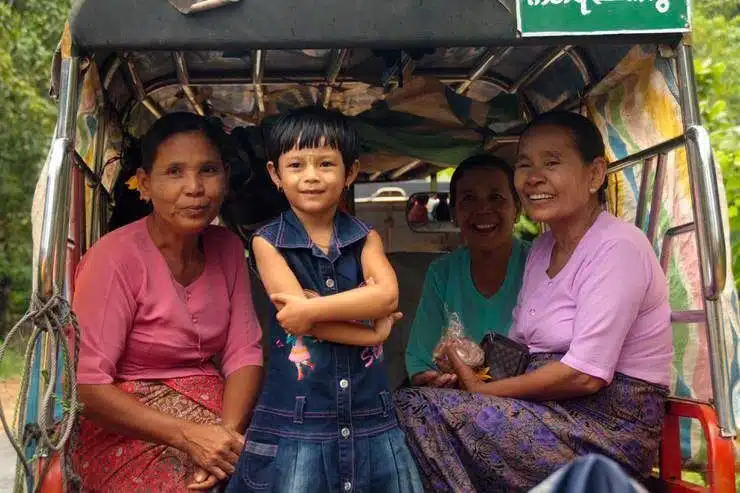 mujeres de Myanmar en camión