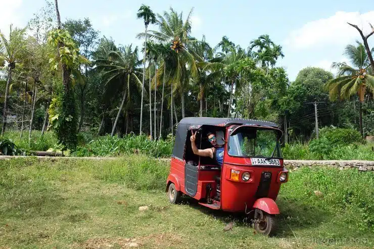 alquilar tuk tuk en Sri Lanka