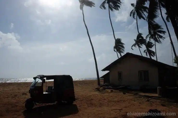 conducir tuk tuk en Sri Lanka.