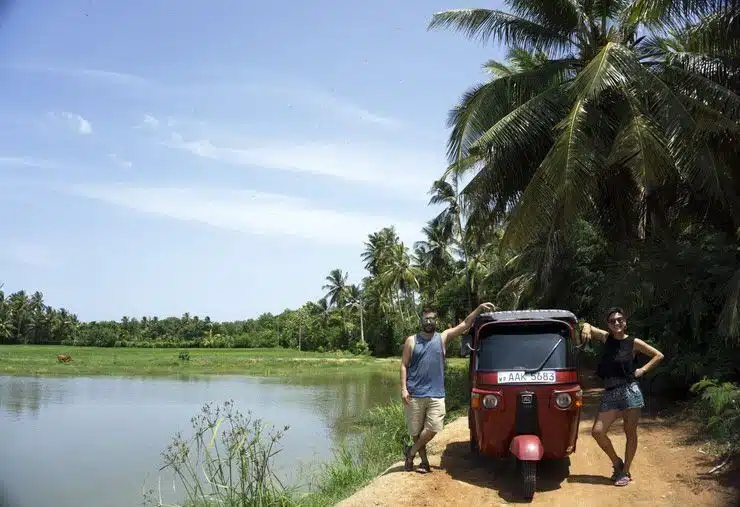 alquilar un tuk tuk en Sri Lanka. .