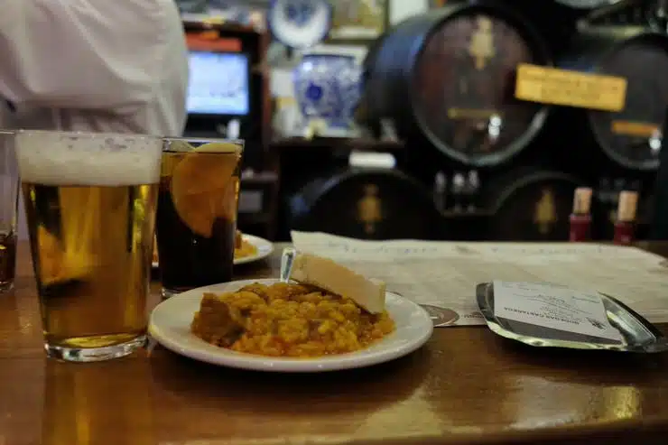 Vermut y tapa de arroz