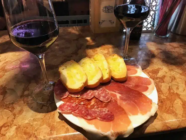 tapas de embutido en Granada