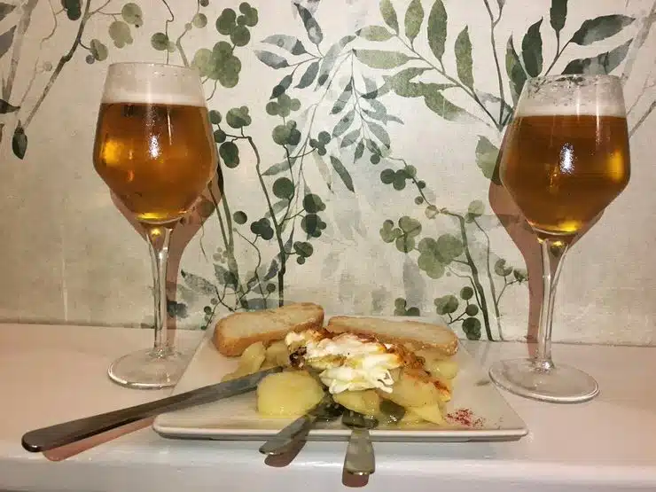 bares de Granada con tapas gratis: huevos rotos