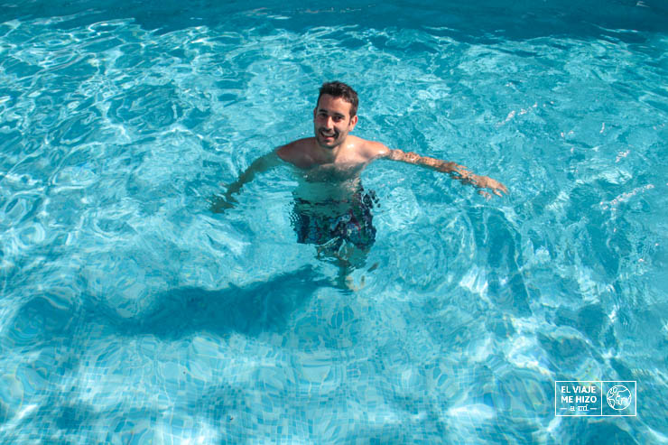 Bañándome en la piscina del apartamento de Menorca en mayo