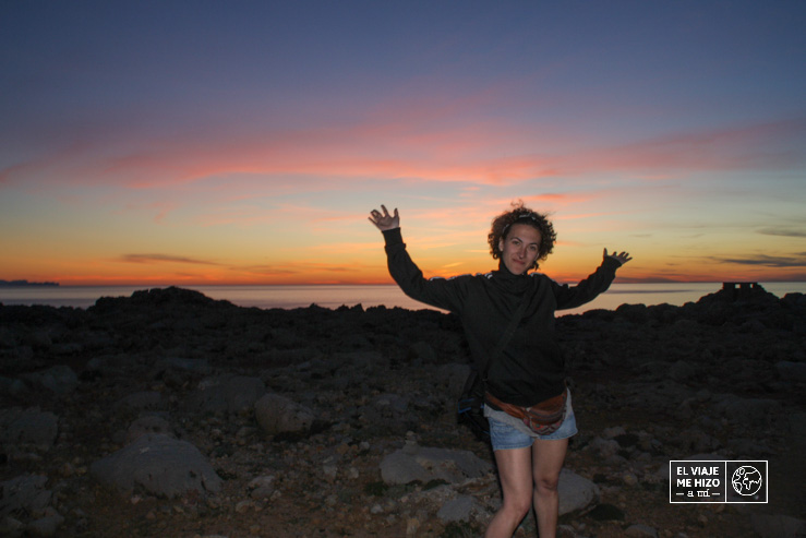 Gloria con una sudadera tras ponerse el sol