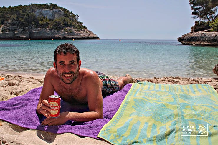 Jose tumbado en una cala de Menorca en Mayo