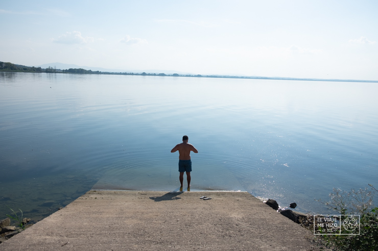 Jose bañándose en el Lago Trasimeno