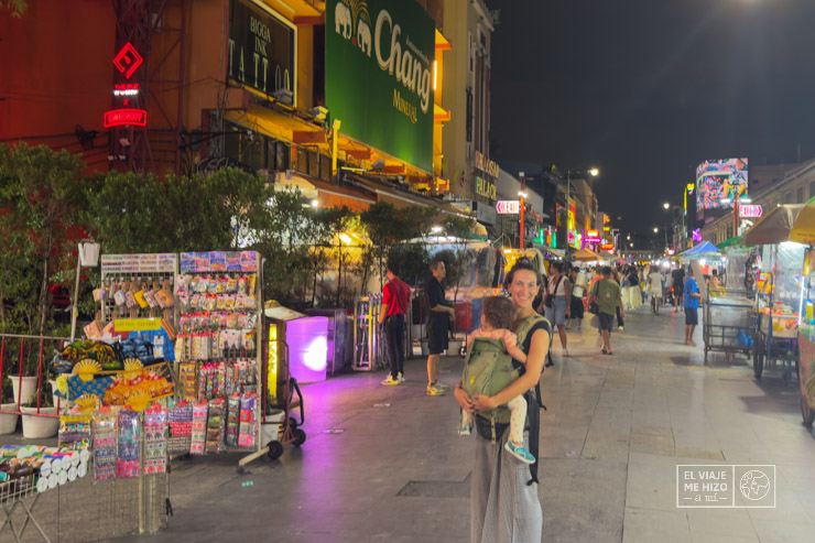 Paseando por Khao San Road con nuestras hijas