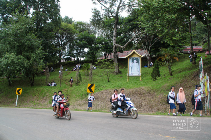 casco en las motos de Tailandia