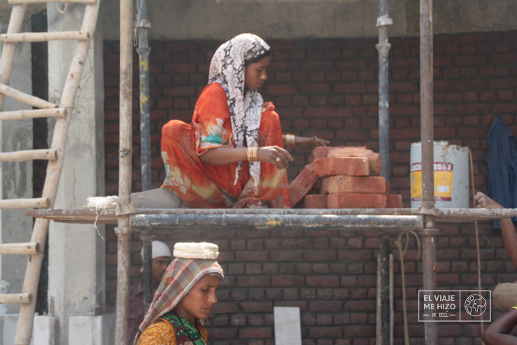 Imagen de una mujer india trabajando en la obra