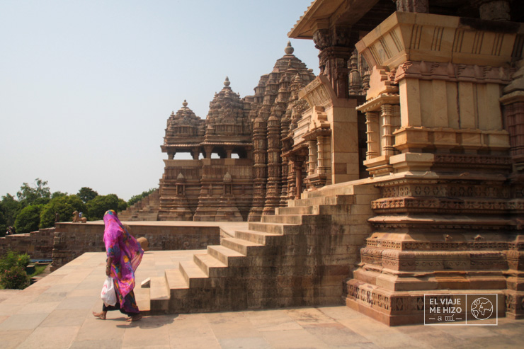 Saliendo de un templo en Khajuraho