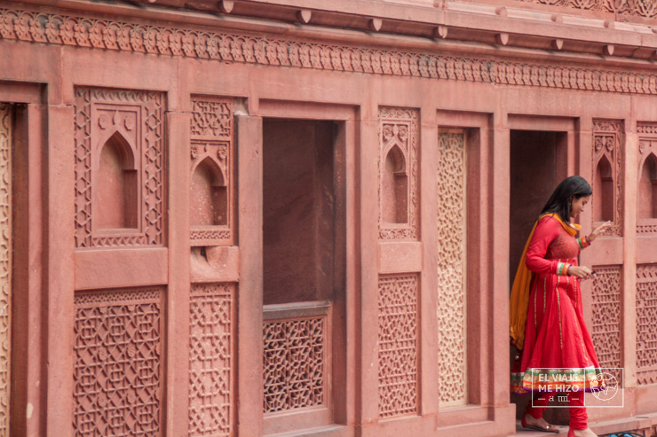 Una mujer en el Fuerte Rojo de Agra