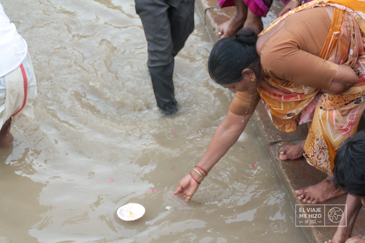 Ofrenda en el Ganges