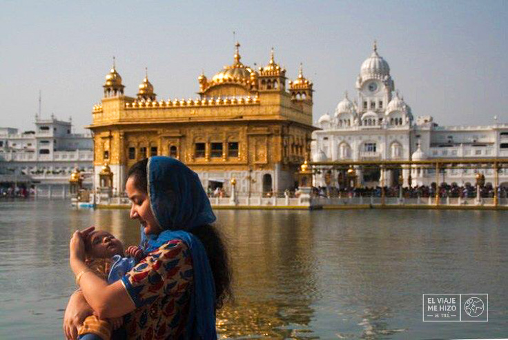Foto de una mujer india con su bebé en el Templo Dorado