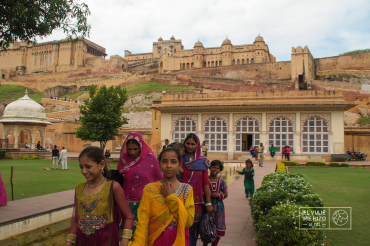 Imagen de mujeres indias en el Fuerte Ámbar