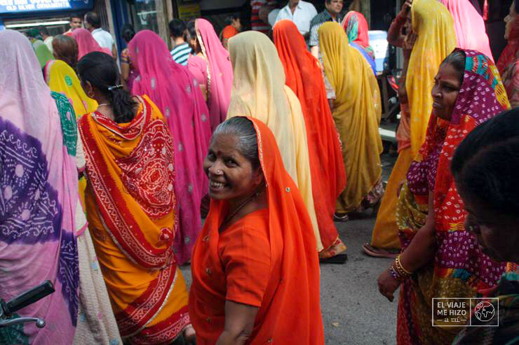 Mujer india sonriendo a cámara