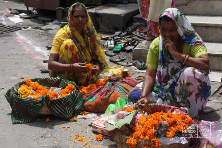 Vendedoras de flores en cualquier ciudad india