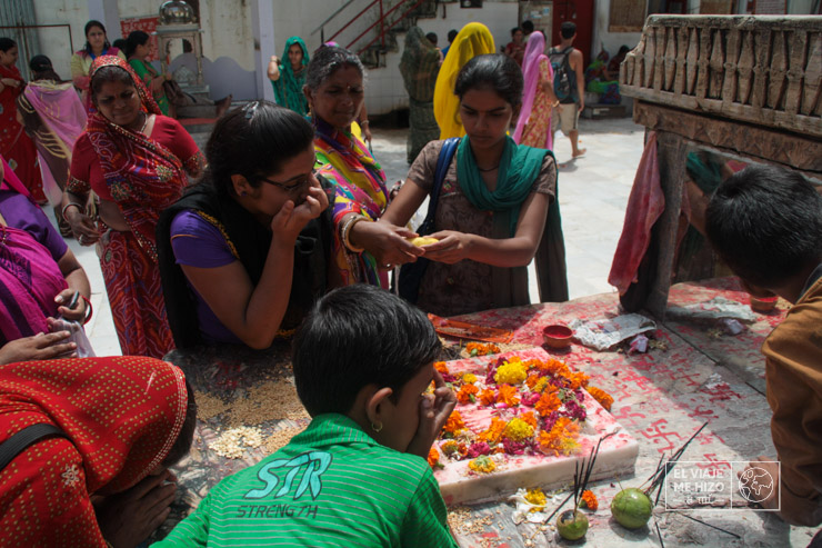Imágenes de indias en un templo
