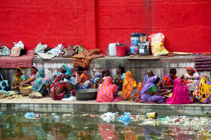 Mujeres indias charlando junto al río
