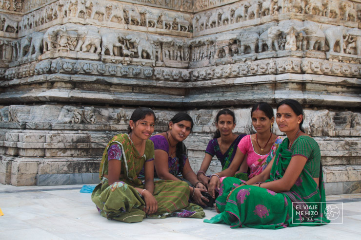Chicas jóvenes indias mirando a mi cámara