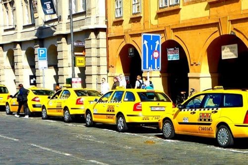 ir del aeropuerto al centro de Praga