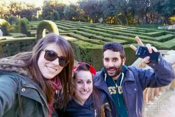 Delante del Laberinto de Horta después de salir