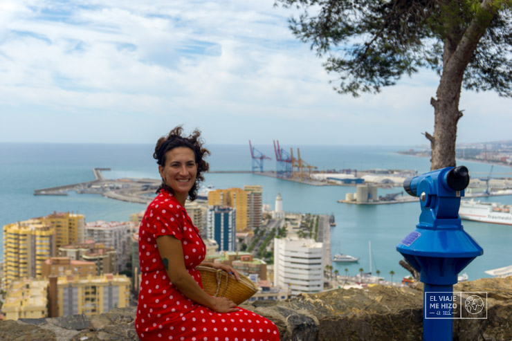 Gloria con una vista del puerto de Málaga
