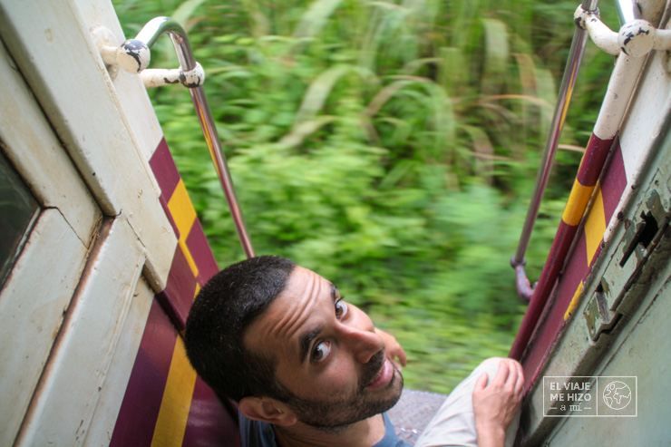 Sentado en el escalón del tren de Bangkok a Chiang Mai