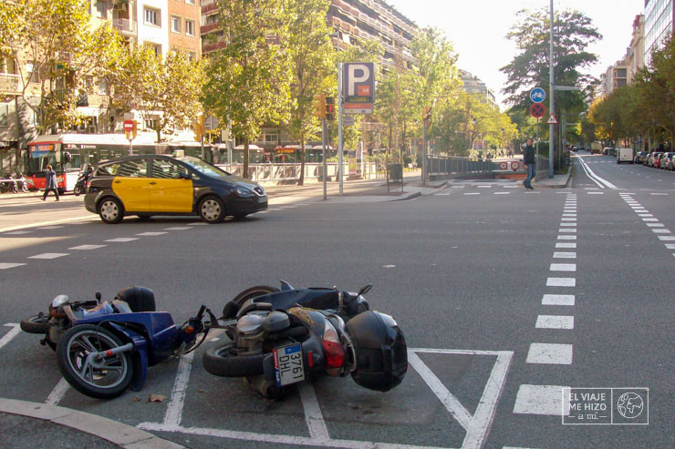 Un taxi de Barcelona circulando por una avenida