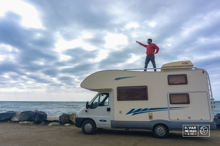 Autocaravana aparcada a pie de playa