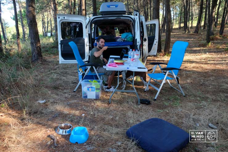 Acampados con nuestra furgoneta en un pinar