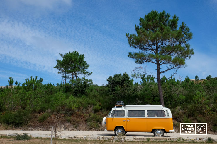 Furgoneta camper aparcada en la playa