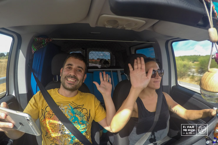 Gloria al volante al viajar en furgoneta camper