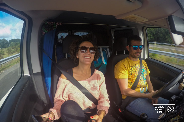 Jose conduciendo nuestra camper en medio de cualquier ruta