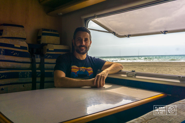 Jose sentado en el salón de la autocaravana