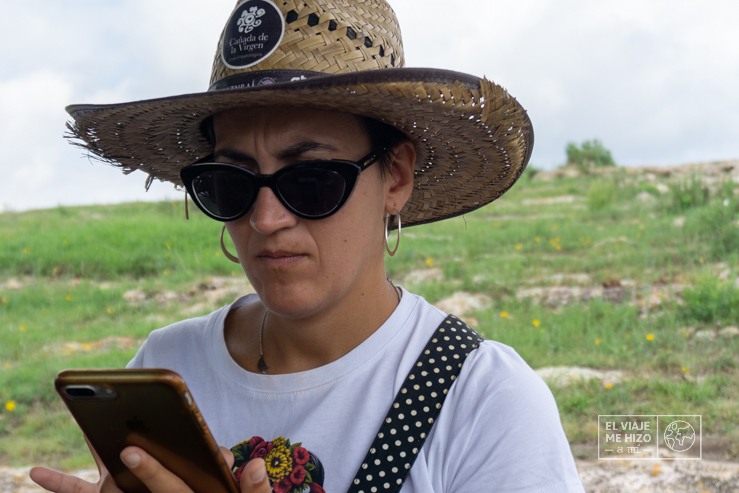 Gloria usando su teléfono con la mejor tarjeta SIM para viajar a México