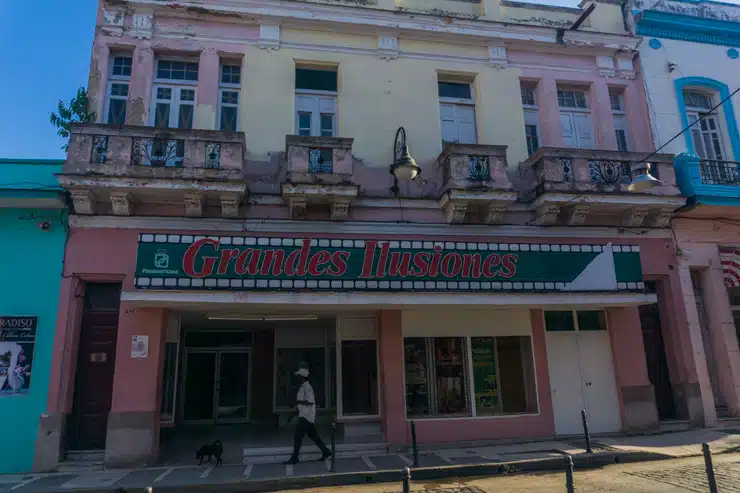 que hacer en Camagüey: calle de los Cinesc