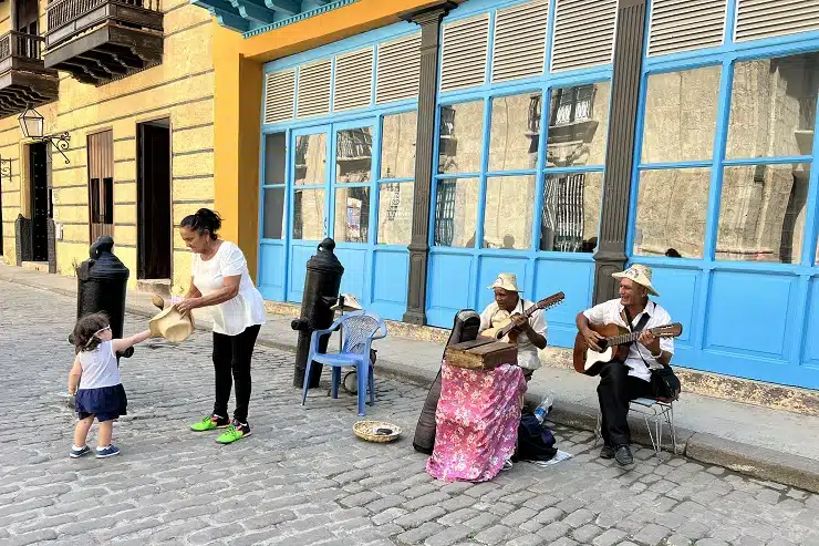músicos callejeros en Cuba
