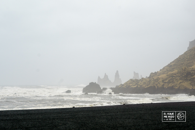 Los Reynisdrangar de la playa de Reynisfjara
