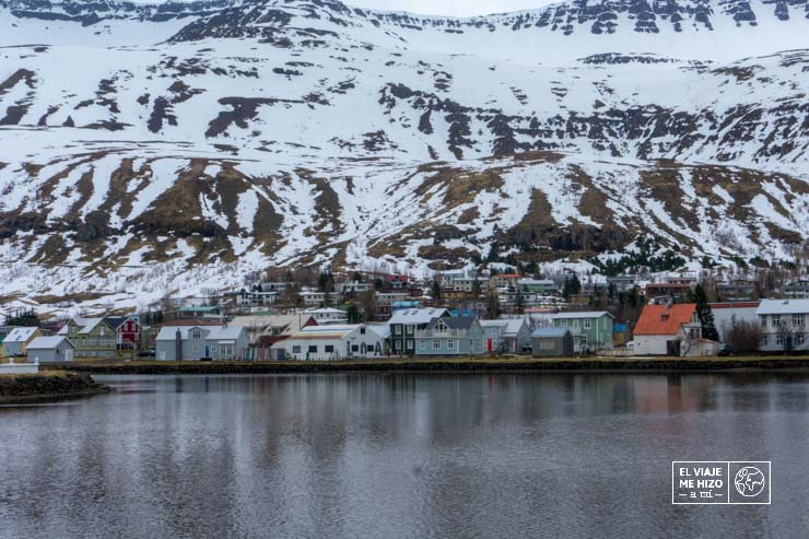 Pueblo de Seyðisfjörður al este de Islandia