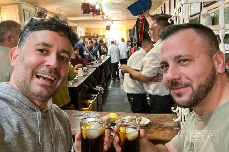 Tomando el aperitivo en la Antigua Casa de Guardia de Málaga