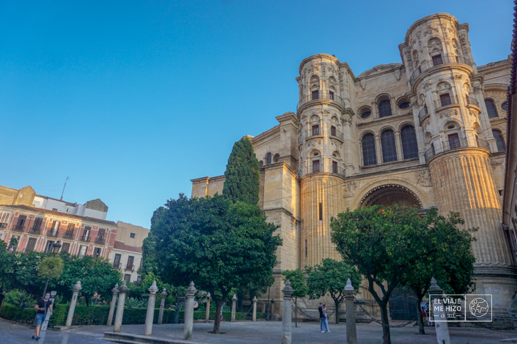 Catedral de Málaga desde el parque por el que se entra a visitarla