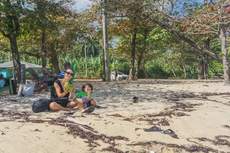 Tomando un coco en Cuba