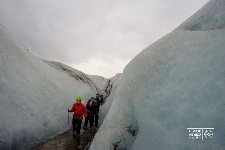 Caminado por un glaciar en Islandia