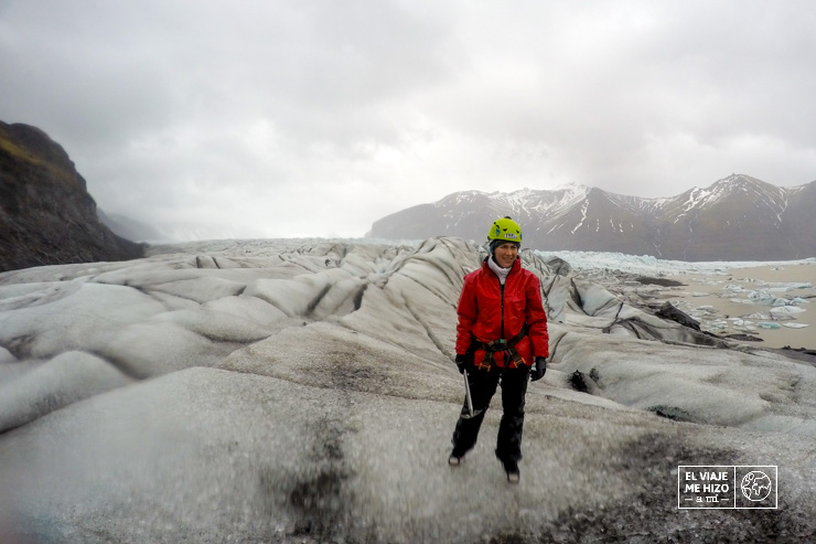 Cómo caminar por un glaciar en Islandia: Gloria viendo la experiencia
