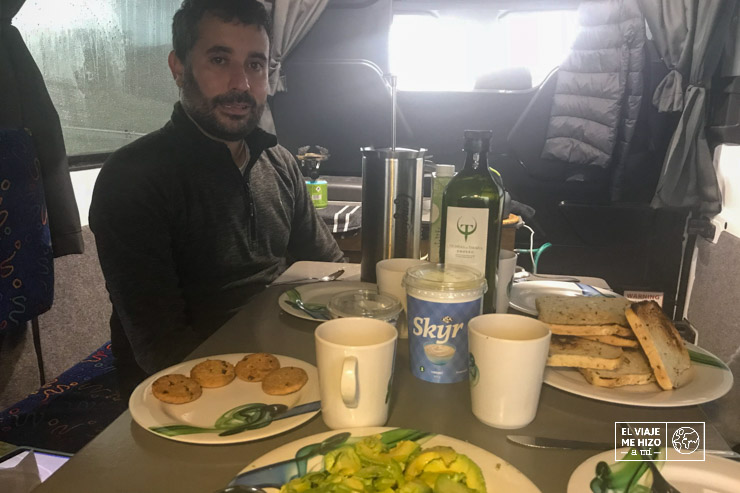 Comiendo en camper en Islandia