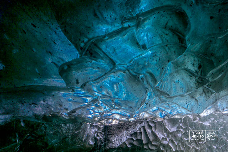 Detalle de la cueva de hielo azul