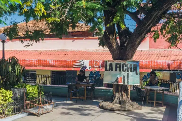 Que hacer en Santiago de Cuba: dominó en Parque Serrano