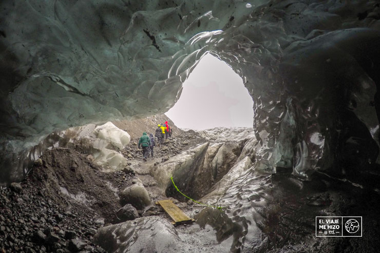 Salida de la cueva de hielo en el glaciar de Islandia